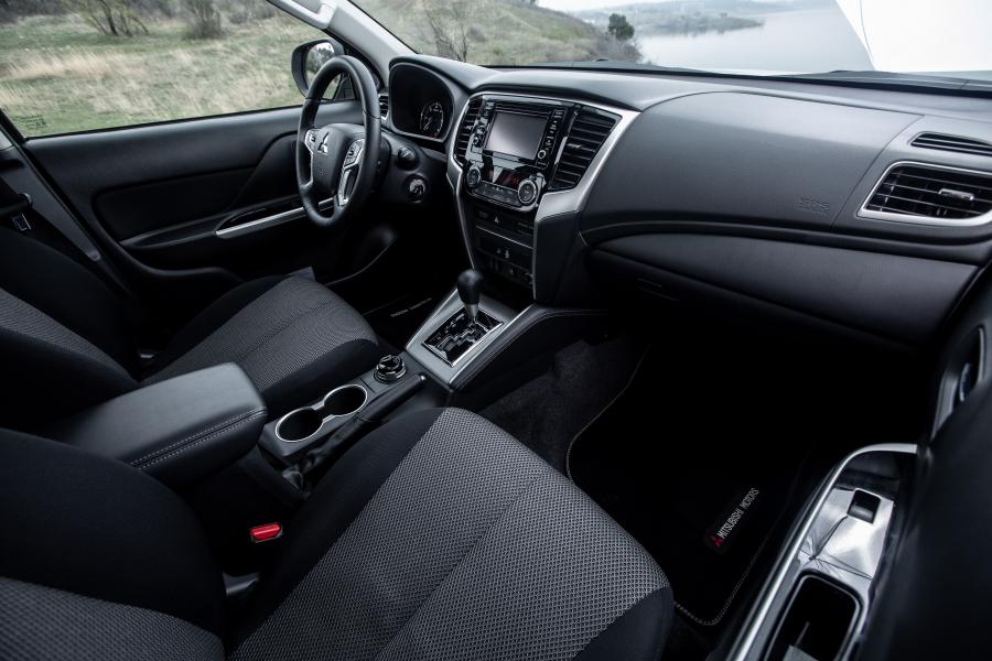 Интерьер Mitsubishi L200 Double Cab 2019 года  (CIS) (фото 4 из 40)